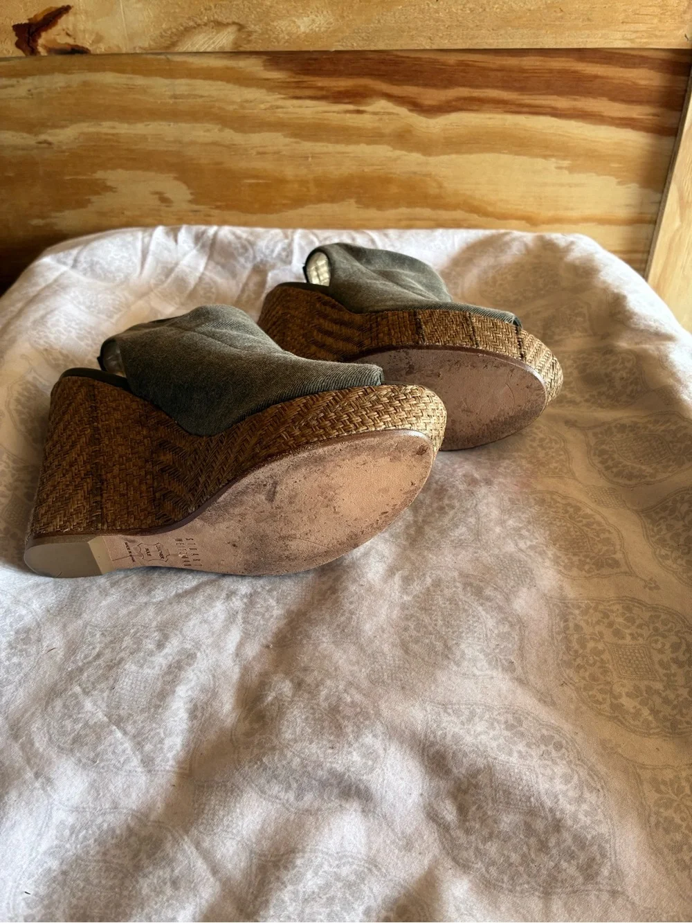 Stuart Weitzman Olive Fabric Peep-Toe Wedge Sandals Size 8 - Picture 5 of 7